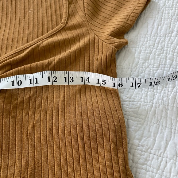 Madewell Ribbed V-Neck Short Sleeve Top – Camel Brown – Size M - Picture 4 of 4